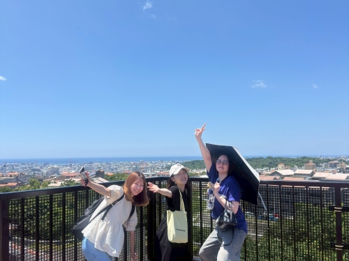 沖縄の景色をバックに記念写真